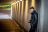 Afbeelding: een jongen die onder een tunnel staat en op zijn telefoon zit.
